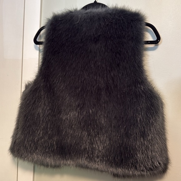 Love Token Charcoal Faux Fur Vest -small - Picture 5 of 5